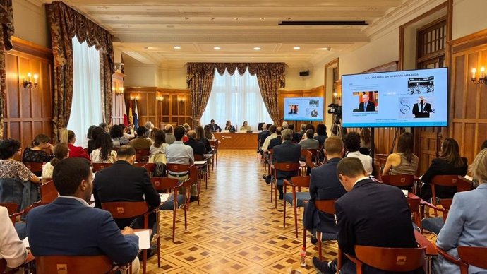 El delegado territorial de la Asociación Española de Asesores Fiscales (AEDAF) en Cantabria, Jesús Pereda, la directora de la ACAT, Ana Madrazo, y la responsable demarcaciones de AEDAF España, Arancha Yuste