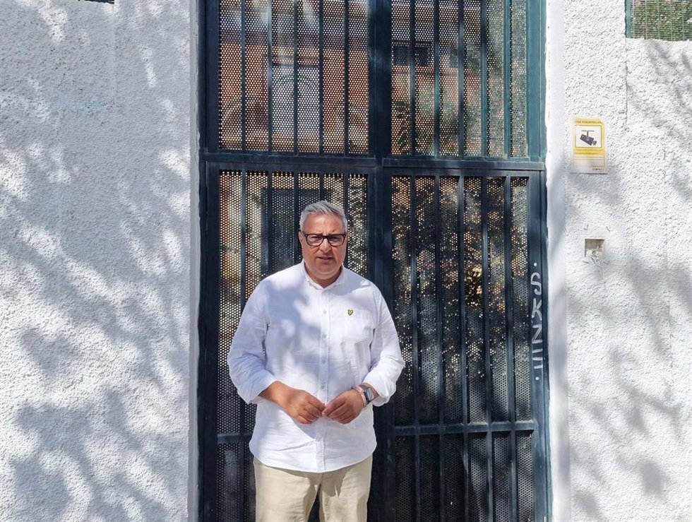 El diputado Antonio Navarro en el centro de San Francisco de Asís de Torremolinos