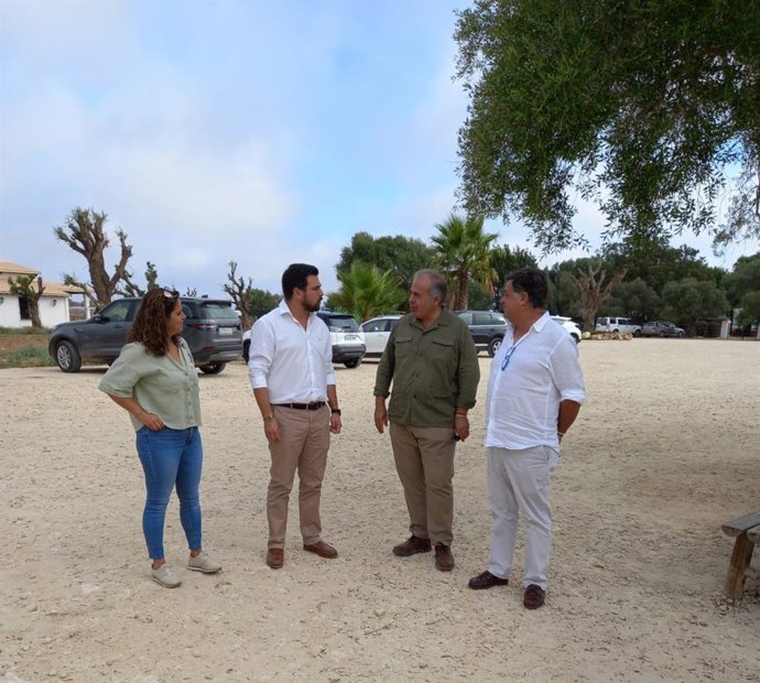 El delegado territorial de Agricultura, Pesca, Agua y Desarrollo Rural de la Junta de Andalucía en Cádiz, Francisco Moreno, visita la finca El Carrascal de la familia Domecq, ubicada en el municipio de Benalup Casas Viejas