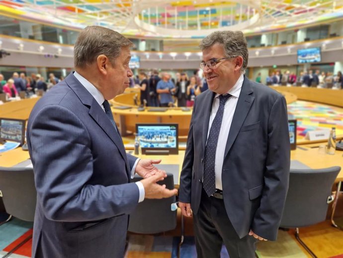 El ministro en funciones de Agricultura, Pesca y Alimentación, Luis Planas, conversa con el conseller de Conselleria de Agricultura, Pesca y Medio Natural, Joan Simonet, durante la celebración del Consejo Europeo de Ministros de Agricultura.