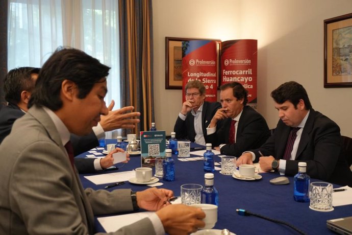 El equipo técnico de la Agencia de Promoción de la Inversión Privada (ProInversión) manteniendo una reunión con inversores en su visita en Madrid.