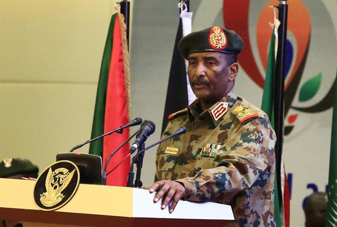 Archivo - El jefe del Ejército sudanés y presidente del Consejo de Soberanía de Transición de Sudán, Abdelfatá al Burhan