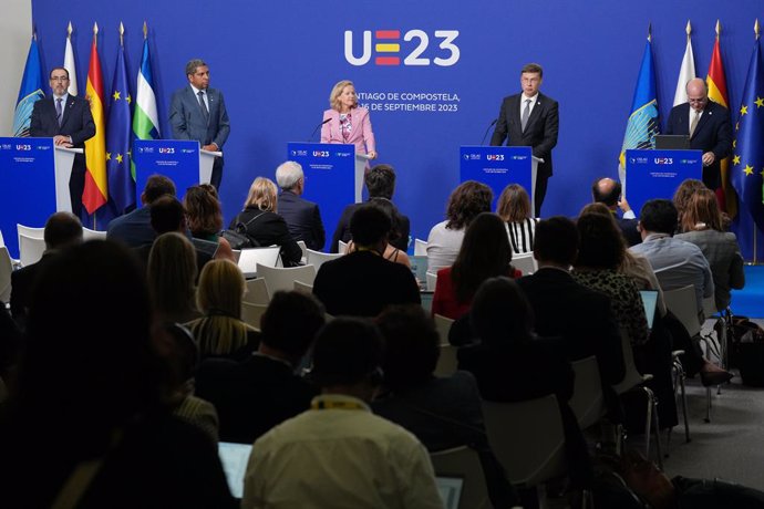 (I-D)El presidente del Banco de desarrollo de América Latina, Sergio Díaz, el ministro de finanzas de San Vicente y las Granadinas, Camillo Michael Gonsalves, Nadia Calviño, el vicepresidente ejecutivo y comisario europeo de Comercio, Valdis Dombrovskis