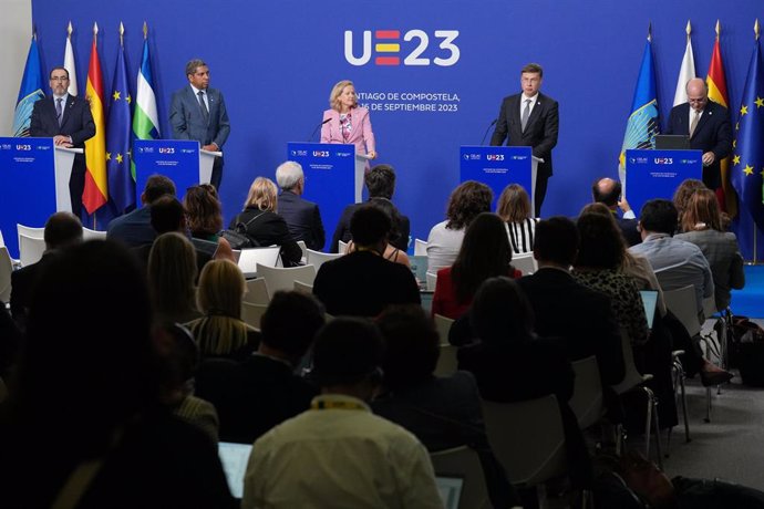 (I-D) El presidente del Banco de desarrollo de América Latina, Sergio Díaz, el ministro de finanzas de San Vicente y las Granadinas, Camillo Michael Gonsalves, Nadia Calviño y el vicepresidente ejecutivo y comisario europeo de Comercio, Valdis Dombrovsk