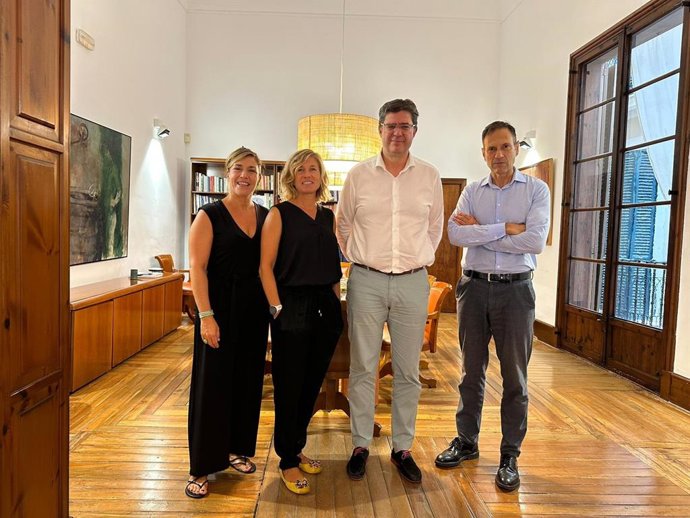 Representantes de Apropa Cultura Mallorca y del Govern.