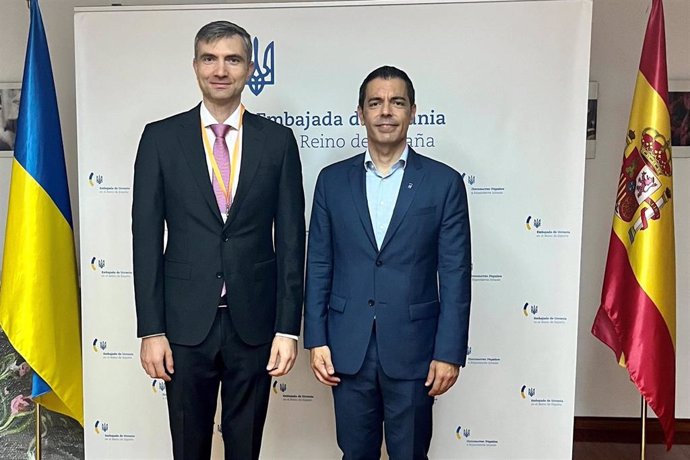 El eurodiputado socialista Marcos Ros y el ministro consejero de la Embajada de Ucrania, Dmytro Matiuschenko