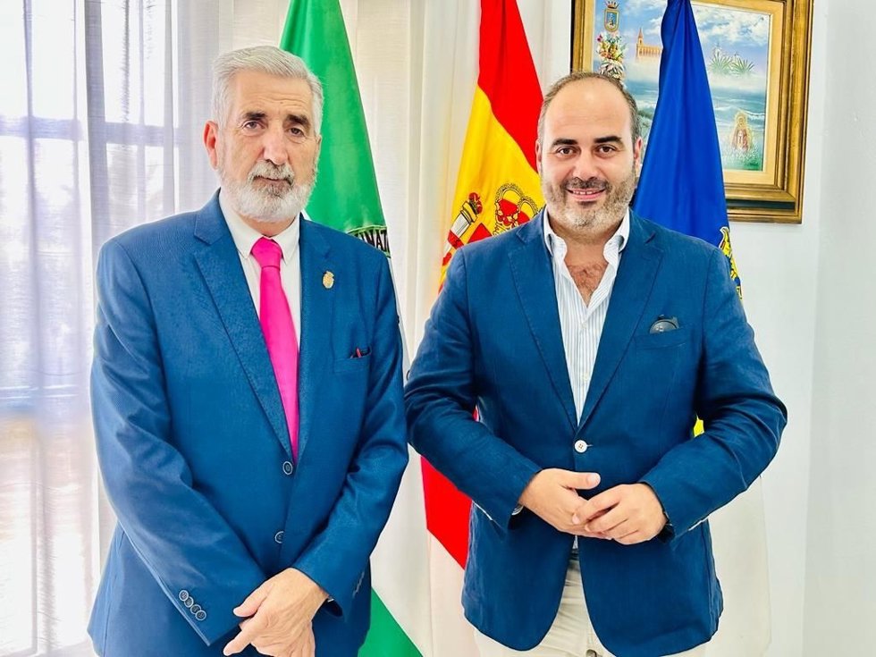 Antonio Aragón con el alcalde de Chipiona.