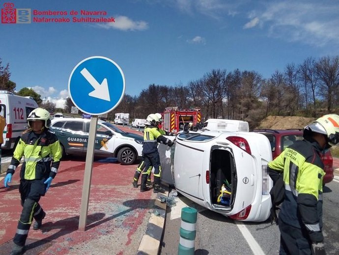 Dos heridos en la colisión entre dos turismos en la carretera N-121 en Valtierra.