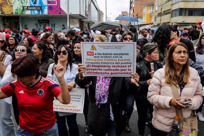 Bogotá. Agosto 30 de 2023. Cientos de maestros del Magisterio Nacional salieron a las calles en defensa de la salud de los docentes y sus familias, además en contra de los bonos escolares. (Colprensa - Mariano Vimos)