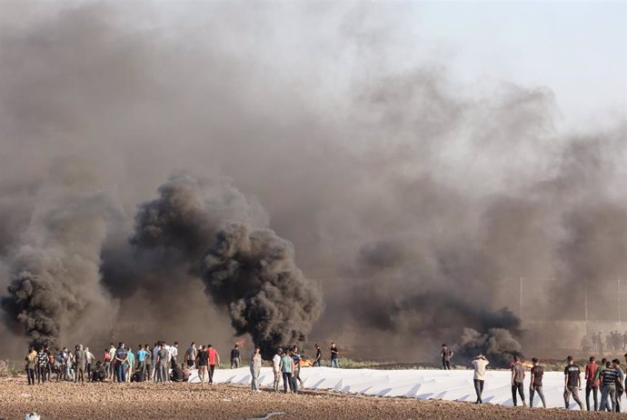 Imagen de archivo de manifestantes junto a la valla fronteriza en la Franja de Gaza. 
