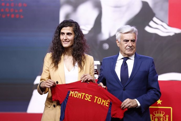 La nueva seleccionadora femenina de fútbol, Montse Tomé, en su presentación oficial en la Ciudad del Fútbol de Las Rozas (Madrid).