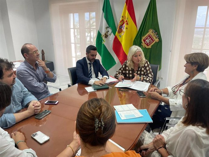 La delegada del Gobierno de la Junta de Andalucía en Cádiz, Mercedes Colombo, realiza una visita institucional al Ayuntamiento de Vejer