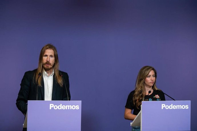 El portavoz de Podemos, Pablo Fernández, y la secretaria de Acción Institucional de Podemos, María Teresa Pérez, ofrecen una rueda de prensa, en la sede del partido, a 18 de septiembre de 2023, en Madrid (España). 