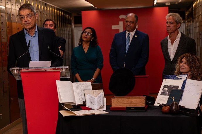 Sergio Ramírez, encargado de depositar el legado de Ernesto Cardenal a la Caja de las Letras, junto a los demás asistentes al acto