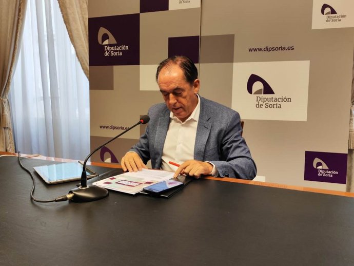 El presidente de la Diputación de Soria, Benito Serrano, explica los asuntos de la Junta de Gobierno.