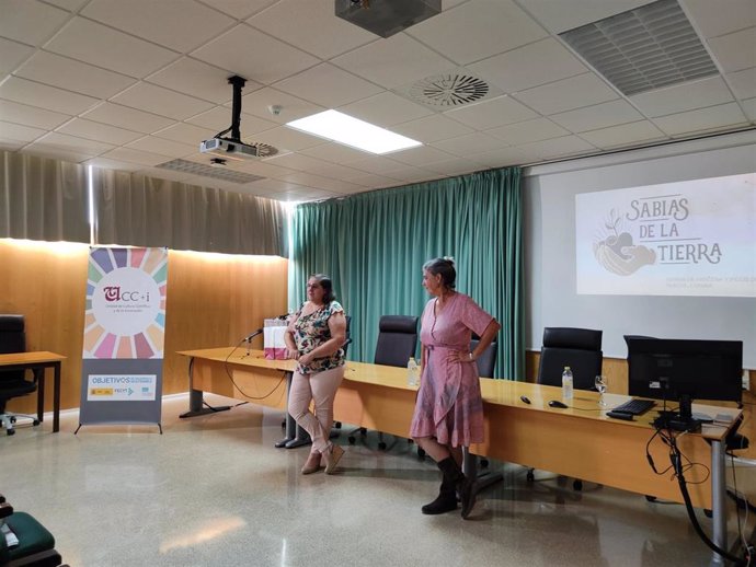 El Salón de Grados de la Facultad de Relaciones Laborales y Trabajo Social de la Universidad de Huelva acogió la pasada semana el evento 'Sabias de la Tierra'.