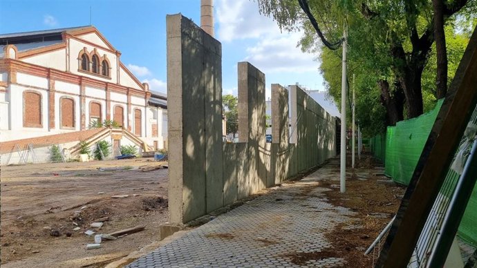Muro de nueva construcción en la avenida de Miraflores