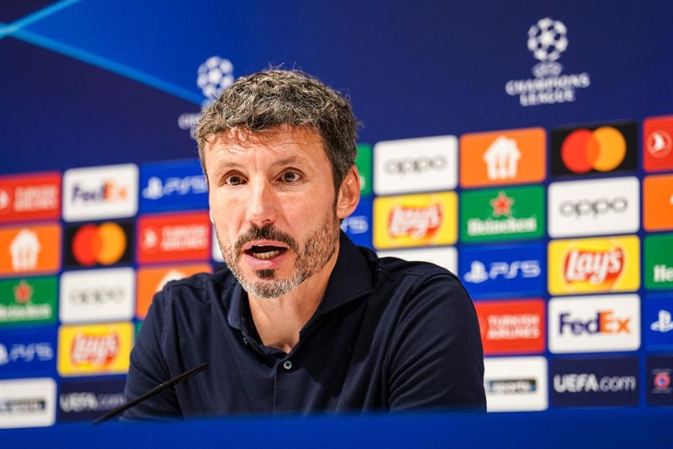 El entrenador del Royal Antwerp, Mark van Bommel, en rueda de prensa en la Liga de Campeones 2023/24