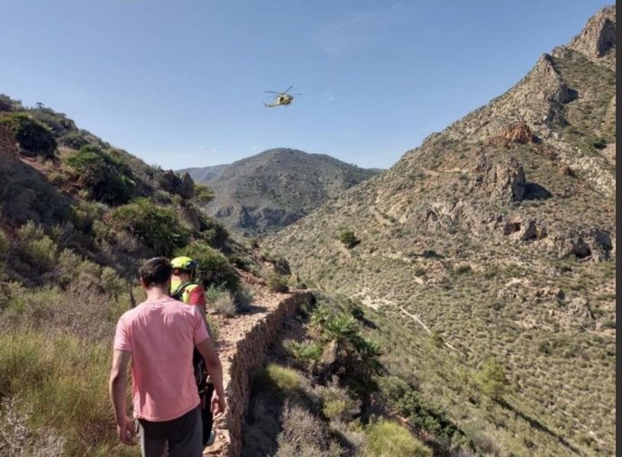 Un grupo aéreo de bomberos del Consorcio de Extinción de Incendios y Salvamento (CEIS) de la Región de Murcia rescatan a un senderista de 35 años en el refugio de montaña Casa del Comandante, en Cartagena