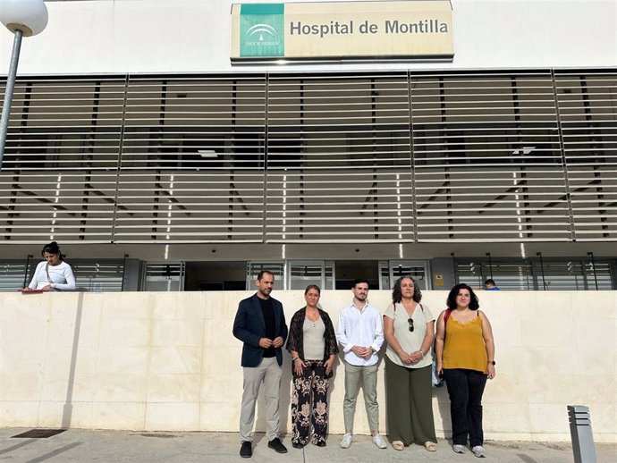 Pérez, Ruiz, Cobo y Rodríguez, ante el Hospital Comarcal de Montilla.