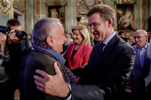 Archivo - El secretario general de UGT, Pepe Álvarez (i) y el presidente del PP, Alberto Núñez Feijóo (d), se saludan durante el desayuno informativo del secretario general de UGT, en el Casino de Madrid, a 13 de octubre de 2022, en Madrid (España). El de
