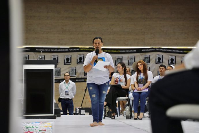 Derly Patiño, vocera de víctimas de falsos positivos en Casanare, le habla directamente a responsables en audiencia pública de reconocimiento convocada por la JEP en Yopal | Foto: JEP