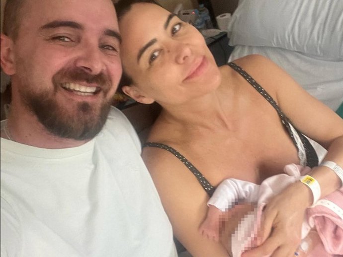 Julián Bayón y Vania Millán junto a su hija Vania.