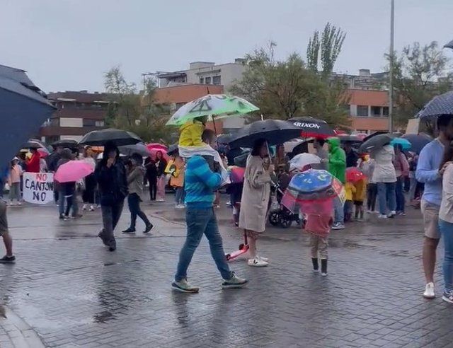 Vecinos de Montecarmelo vuelven a protestar bajo la lluvia contra la ubicación del cantón