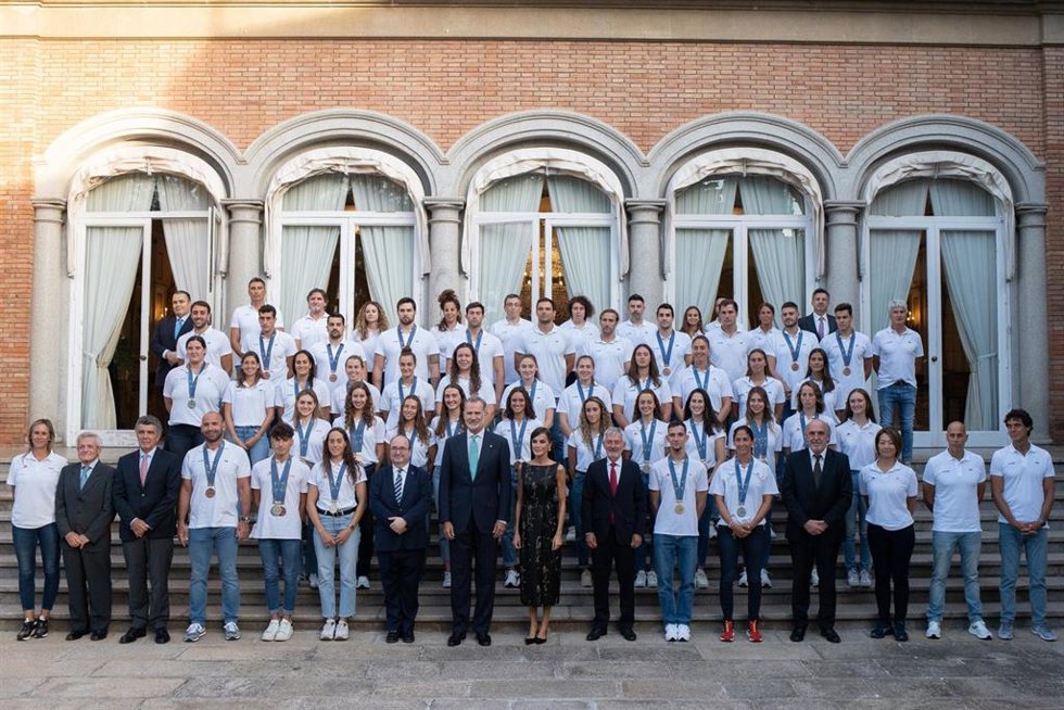 Los Reyes, el ministro Iceta y los equipos de natación, natación artística y waterpolo de Fukuoka 2023 en el Palauet Albéniz de Barcelona