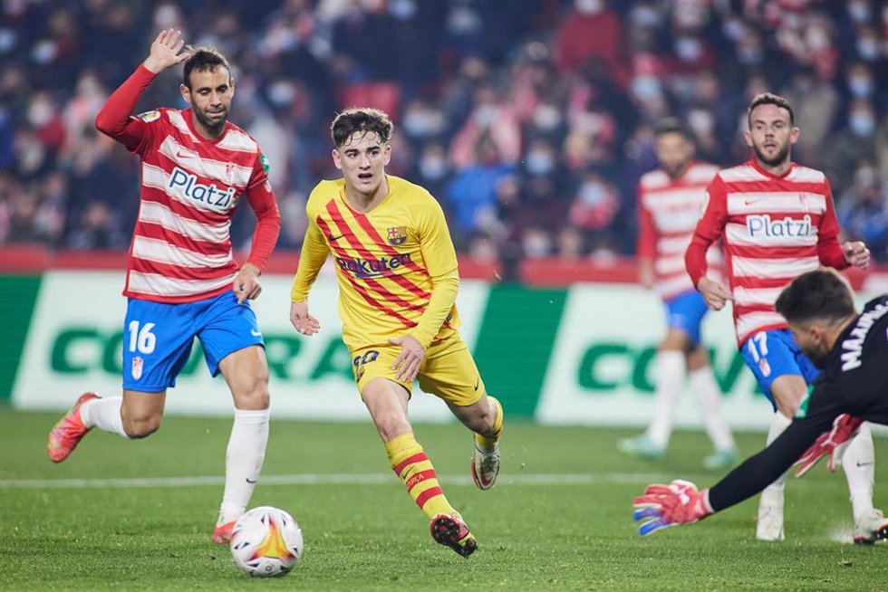 Archivo - Gavi durante un Granada-FC Barcelona de la temporada 2021-2022