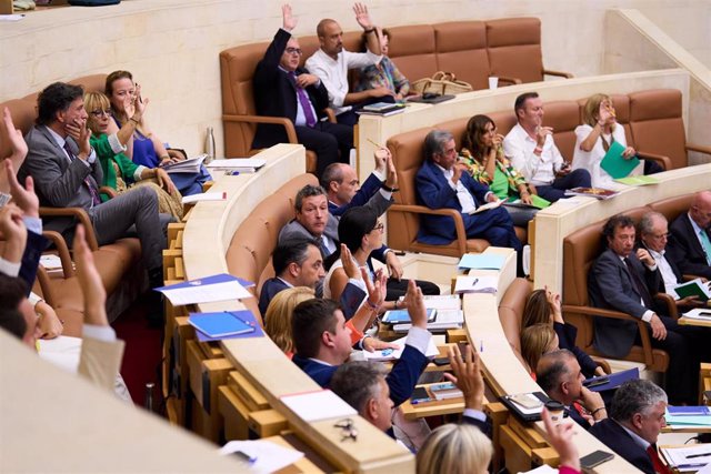 Votación durante la sesión del primer Pleno de legislatura, en el Parlamento de Cantabria.