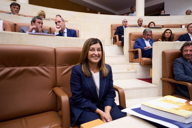 La presidenta de Cantabria, María José Sáenz de Buruaga, en el Parlamento