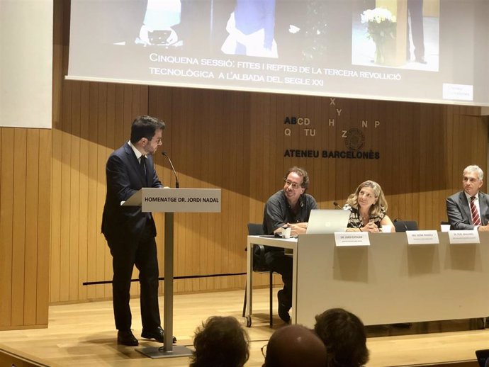 El presidente Pere Aragons cierra el ciclo de conferencias en homenaje a Jordi Nadal.