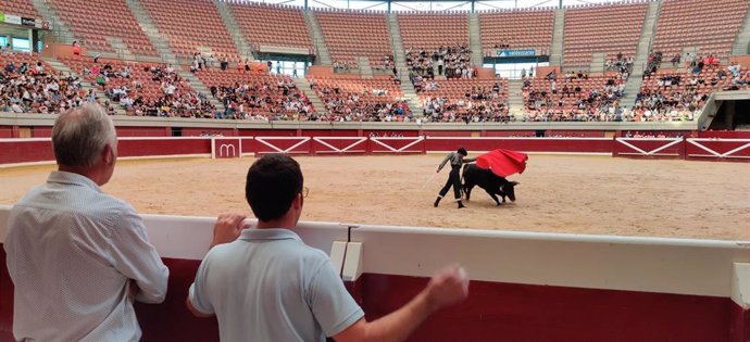 El novillero Alberto Donaire, ganador del Bolsín Taurino de La Rioja, torea ante la atenta mirada del ganadero Carlos Lumbreras -a la izquierda-