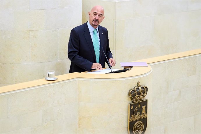 El consejero de Salud del Gobierno de Cantabria, César Pascual, interviene durante la sesión del primer Pleno de legislatura, en el Parlamento de Cantabria.