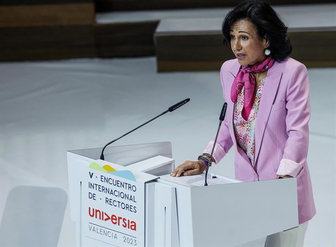 Archivo - La presidenta del Banco Santander, Ana Botín, interviene durante el V Encuentro Internacional de rectores Universia, en la Ciudad de las Artes y las Ciencias, a 9 de mayo de 2023, en Valencia, Comunidad Valenciana (España). 