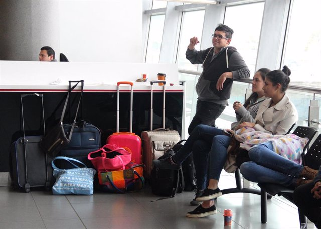 Septiembre - 11 - 2015. Bogotá. Pasajeros de la aerolínea ViveColombia quedaron atrapados en el aeropuerto Internacional El Dorado (Colprensa - Diego Pineda)