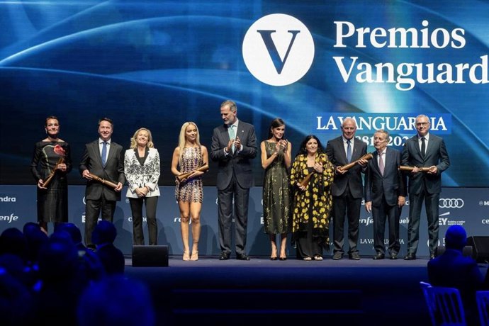 Sol Daurella, Ignacio Cirac, Nadia Calviño, Bad Gyal, el Rey Felipe VI, la Reina Letizia, Lita Cabellut, Grant Dalton, Javier Godó, y Mar Puig en la entrega de los I Premios La Vanguardia.