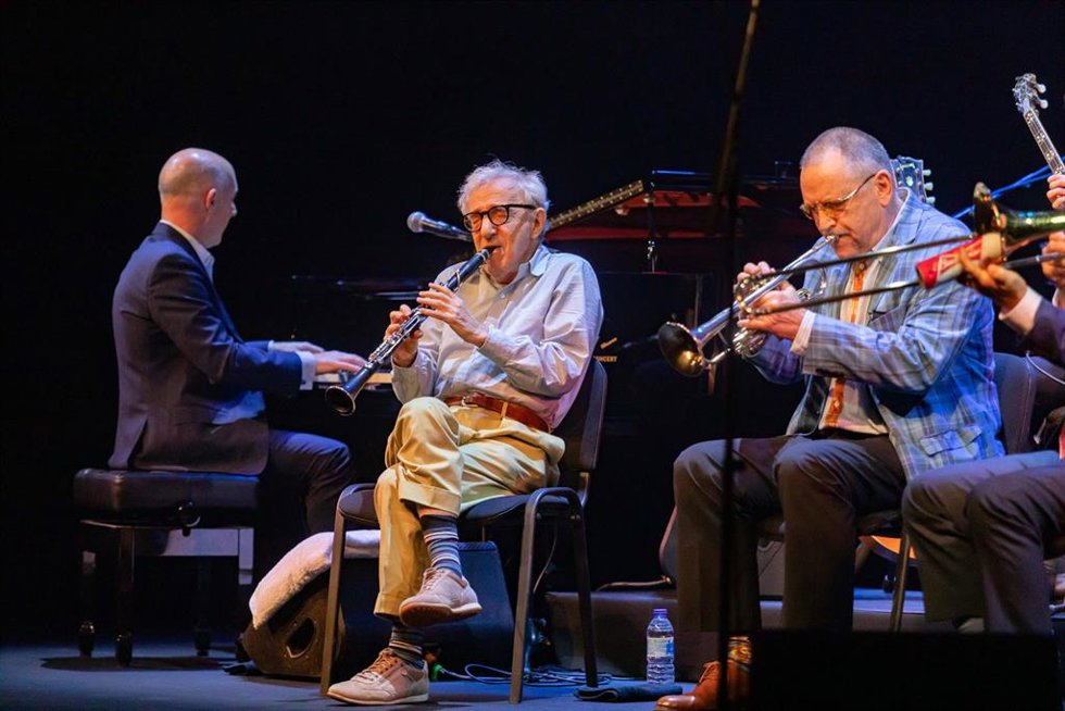 El director de cine Woody Allen durante una actuación de la 55 edición del Voll-Damm Festival de Jazz de Barcelona, en el Teatre Tívoli, a 18 de septiembre de 2023, en Barcelona, Catalunya (España). El cineasta Woody Allen ha viajado a Barcelona para in