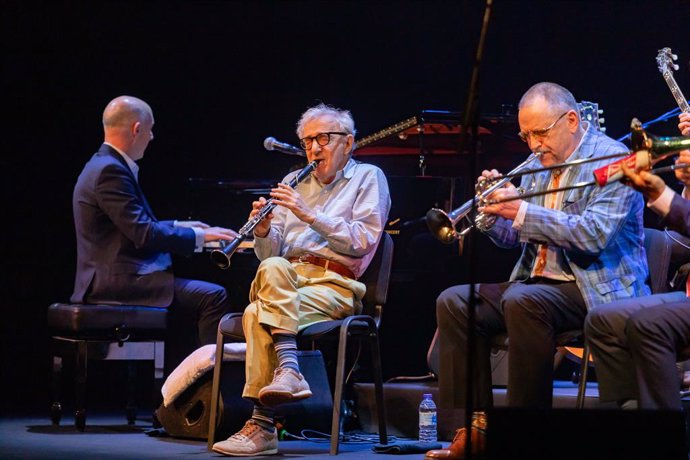 El director de cinema Woody Allen durant una actuació de la 55 edició del Voll-Damm Festival de Jazz de Barcelona, en el Teatre Tívoli, a 18 de setembre de 2023, a Barcelona, Catalunya (Espanya). El cineasta Woody Allen ha viatjat a Barcelona per inau