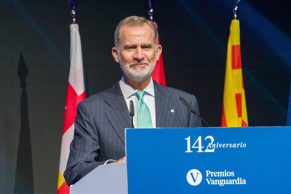El Rey Felipe VI durante los I Premios La Vanguardia (MNAC), en el Museo Nacional de Arte de Cataluña de Barcelona, a 18 de septiembre de 2023, en Barcelona, Catalunya (España). Sus Majestades los Reyes han hecho entrega hoy de la primera edición de los