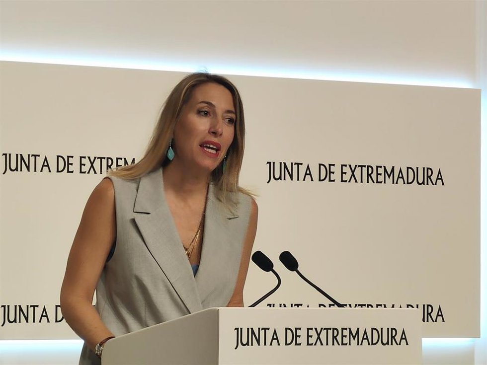 La presidenta de la Junta de Extremadura, María Guardiola, en una rueda de prensa