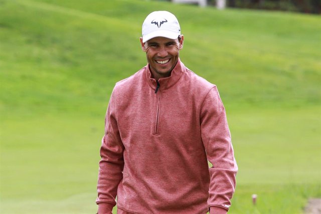 Rafa Nadal sonríe mientras juega al golf en las instalaciones del Banco Santander