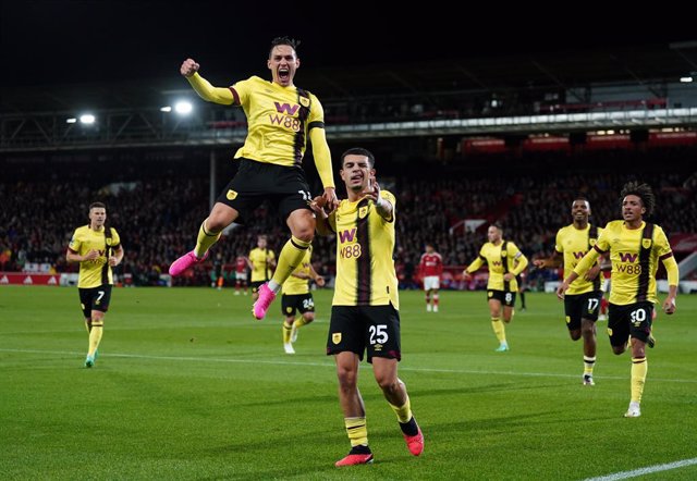 18 September 2023, United Kingdom, Nottingham: Burnley's Zeki Amdouni (R) celebrates scoring his side's first goal with teammate Connor Roberts during the English Premier League soccer match between Nottingham Forest vs Burnley at City Ground. Photo: Tim 