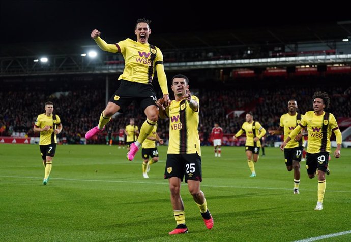 18 September 2023, United Kingdom, Nottingham: Burnley's Zeki Amdouni (R) celebrates scoring his side's first goal with teammate Connor Roberts during the English Premier League soccer match between Nottingham Forest vs Burnley at City Ground. Photo: Ti