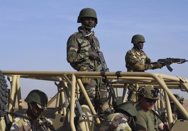 Archivo - November 2, 2020, Agadez, Niger: Soldiers with the Niger Armed Forces during a small unit tactics and operations training taught by the U.S. Air Force 409th Expeditionary Security Forces Squadron Forces at Nigerian Air Base 201 February 11, 2020