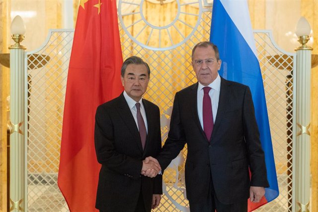 Archivo - El ministro de Exteriores ruso, Sergei Lavrov (derecha) y su homólogo chino, Wang Yi (izquierda)