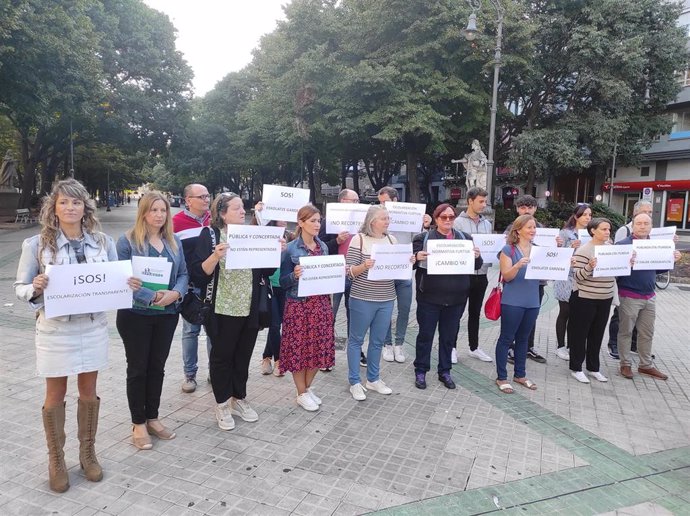 Los sindicatos de Educación se concentran frente al Parlamento de Navarra para pedir más presencia en los procesos sobre escolarización fuera de plazo ordinario.