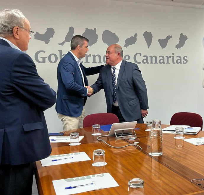 El vicepresidente de Canarias, Manuel Domínguez, saludando a los representantes de Asinca antes de mantener un encuentro con ellos