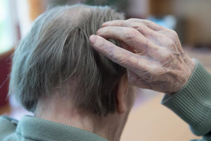 Archivo - FILED - 10 May 2019, Saxony, Bernsdorf: A man scratches his head in a nursing home. Photo: Sebastian Kahnert/dpa-Zentralbild/dpa